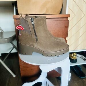 Blondo Tan Ankle Boots with Side Zipper